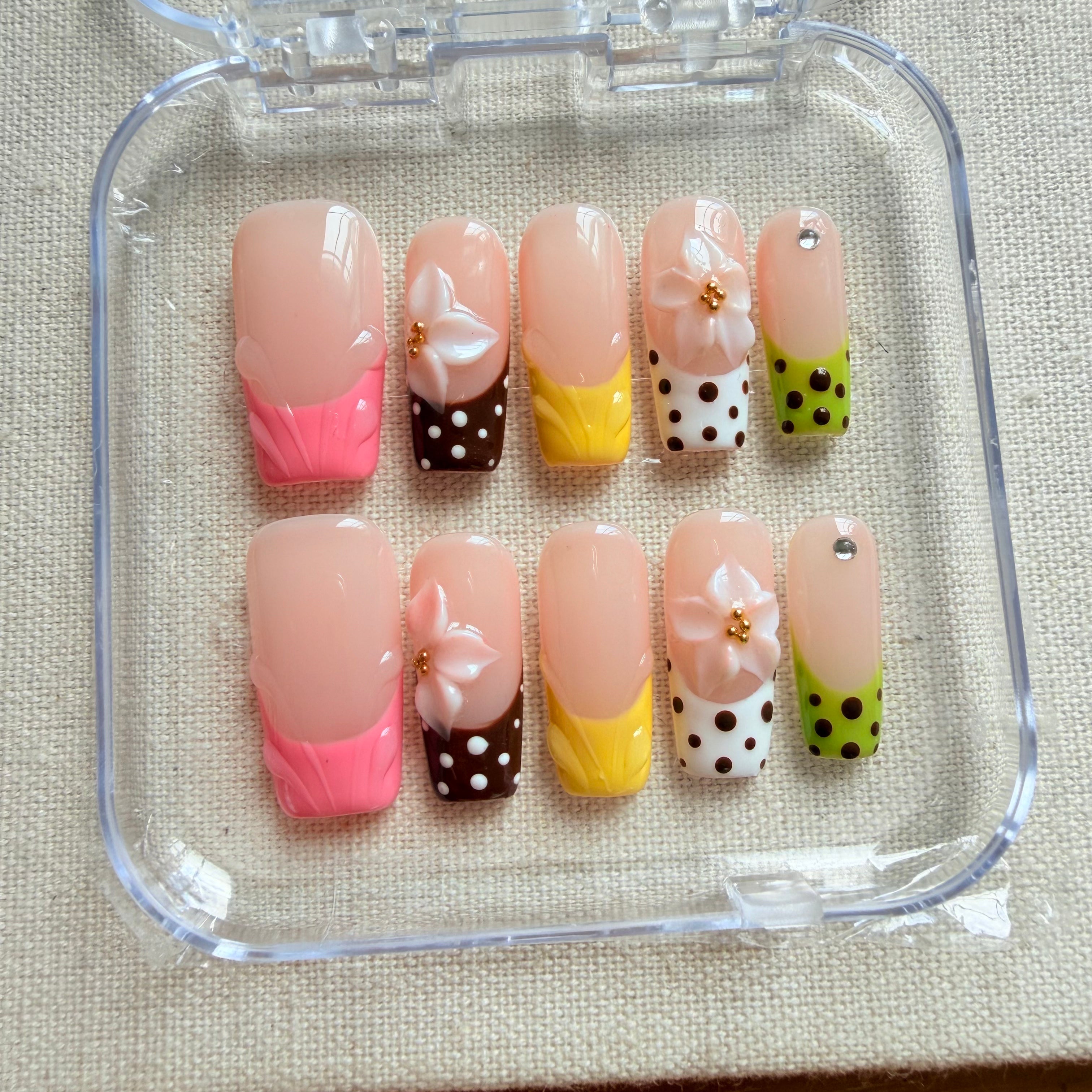 Unhas press on bolinhas florais
