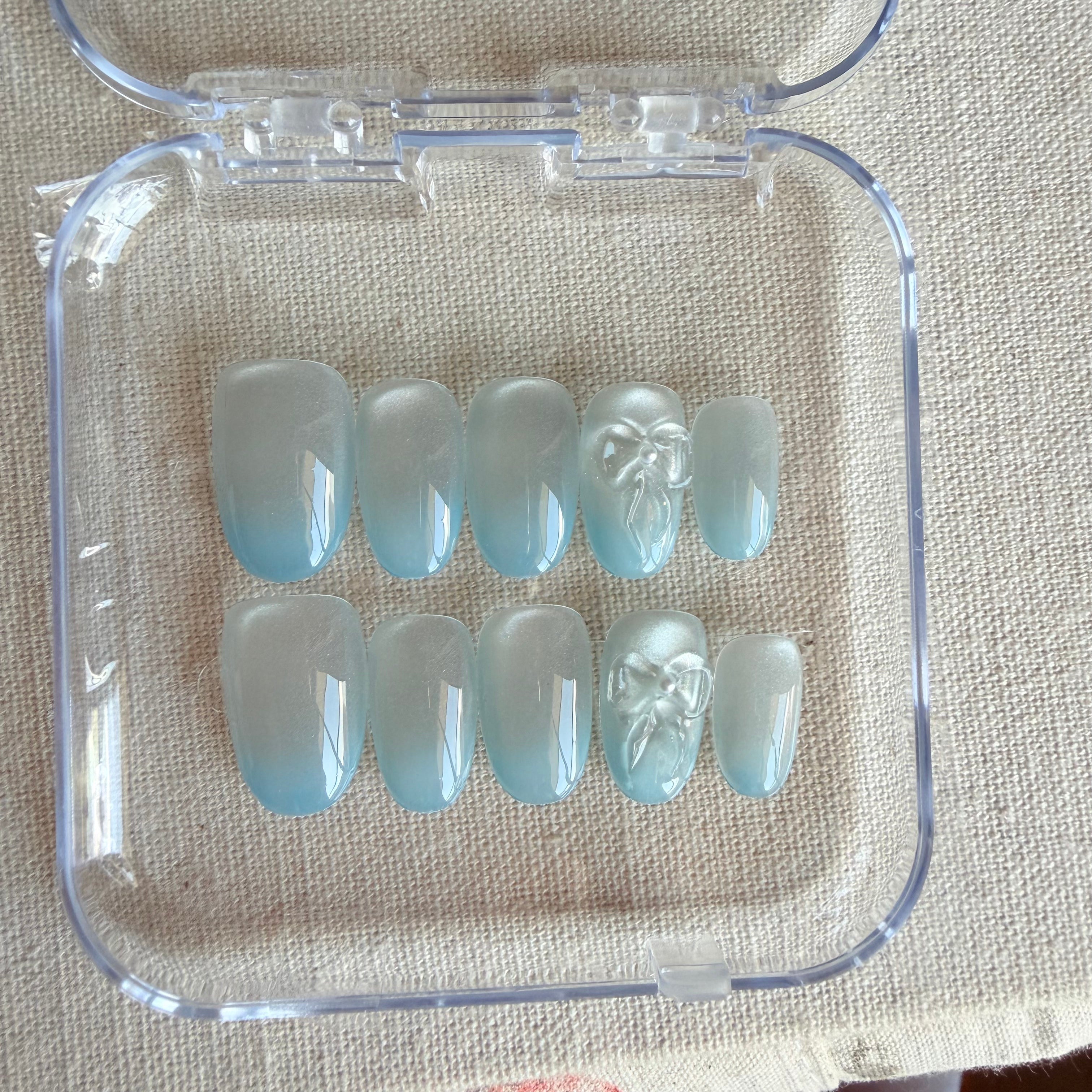 Unhas Press On Glacial Blue
